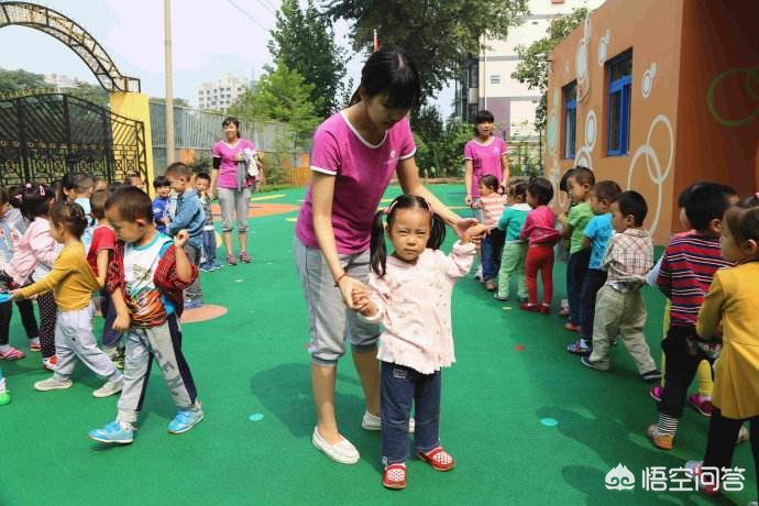 某幼儿园虐童视频流出！涉事教师已被刑拘，家长集体维权
