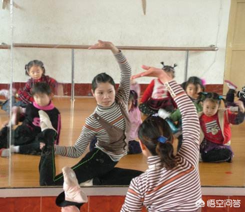 某幼儿园虐童视频流出！涉事教师已被刑拘，家长集体维权