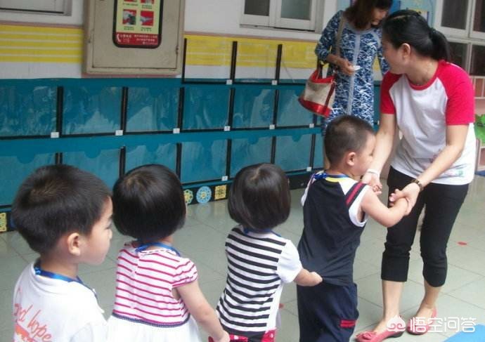 某幼儿园虐童视频流出！涉事教师已被刑拘，家长集体维权