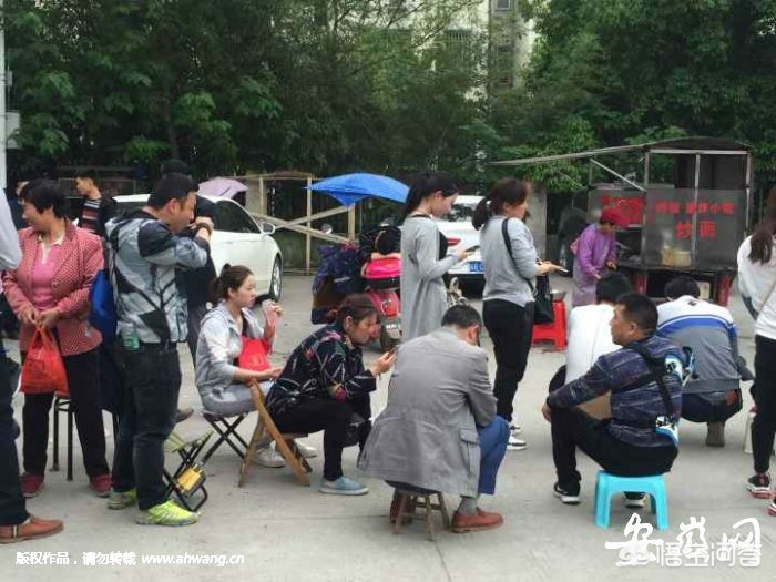 幼儿园入学竞争比 100:1！家长为抢名额连夜排队